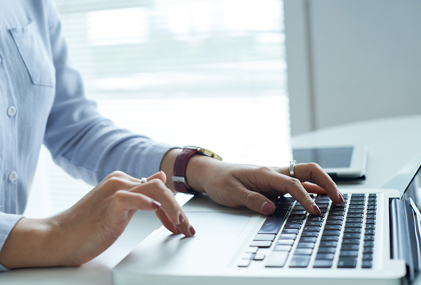 Osoba wypełniająca formularz kontaktowy na laptopie
