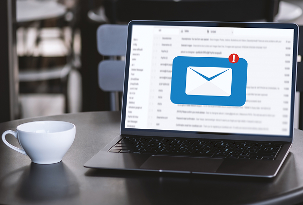 Wiadomość e-mail od kancelarii na ekranie laptopa